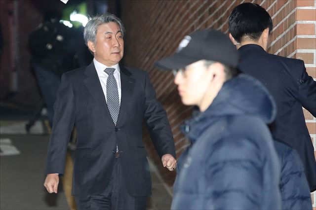 이명박(MB) 전 대통령의 구속영장실질심사가 열린 22일 오후 이 전 대통령의 서울 논현동 자택으로 이동관 전 홍보수석비서관이 들어가고 있다. 배우한기자