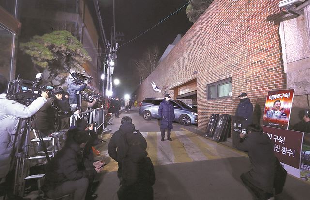 22일 오후 서울 논현동 이명박 자택앞에 취재진들이 대기하고 있다. 배우한 기자