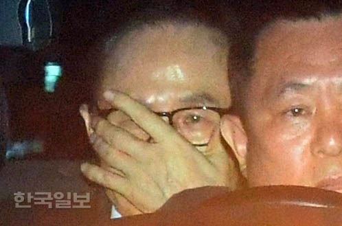 뇌물수수 등 혐의로 구속영장이 발부된 이명박 전 대통령이 23일 오전 검찰 차량을 타고 서울동부구치소로 들어가고 있다. 류효진 기자