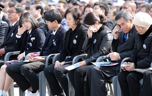 23일 오전 대전 유성구 국립대전현충원에서 열린 서해수호의 날 기념식에서 유가족들이 눈물을 흘리고 있다. 연합뉴스