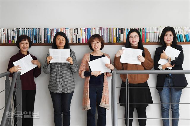 민음사 편집부 교정교열팀. 왼쪽부터 김남희 차장, 박상미 과장, 김정미 대리, 김연정 사원, 남선영 팀장. 이들은 “화장실 가는 시간 빼고는 의자에서 엉덩이를 떼지 못한다. 교정지를 집에 들고 가서 보기도 한다”고 했다. 파주=배우한 기자