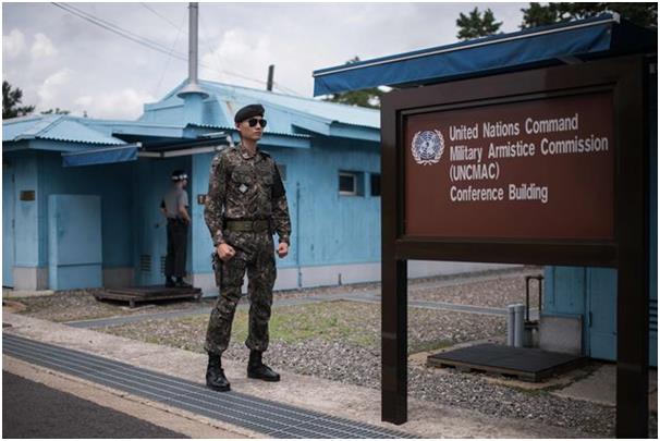 지난해 8월 판문점 군사분계선 인근에서 남측 병사가 길목을 지키고 있다. AFP 연합뉴스