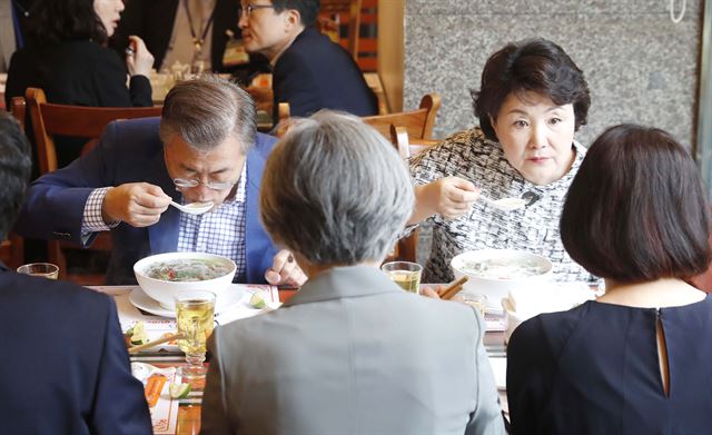 베트남을 국빈 방문중인 문재인 대통령과 김정숙여사가 24일 베트남 3대 쌀국수집 중의 하나인 포10리쿠옥쓰 식당을 찾아 강경화 장관, 베트남 이혁 대사 내외와 함께 아침 식사를 하고 있다. 하노이=연합뉴스