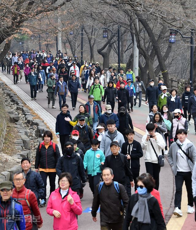 24일 오전 남산 백범광장에서 열린 제472회 한국일보 거북이마라톤 ‘동화 창립 70주년 기념 남산 걷기대회'에 참가한 4000여명의 시민들이 남산 북측 순환로 6km를 걷고 있다. 신상순 기자