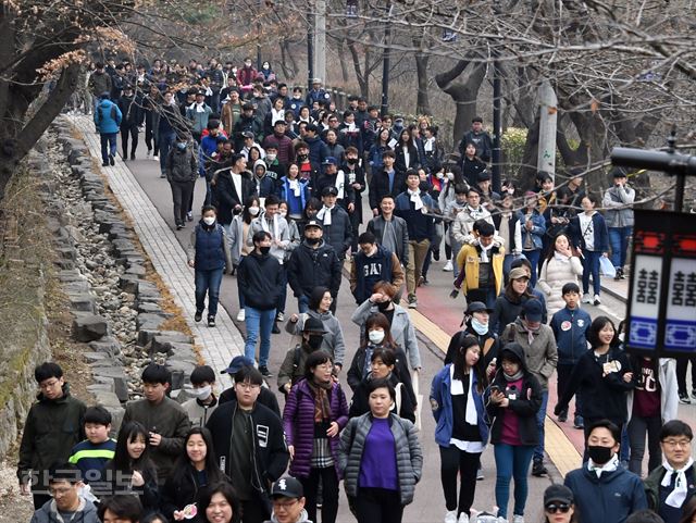 24일 오전 남산 백범광장에서 열린 제472회 한국일보 거북이마라톤 ‘동화 창립 70주년 기념 남산 걷기대회'에 참가한 4000여명의 시민들이 남산 북측 순환로를 걷고 있다.