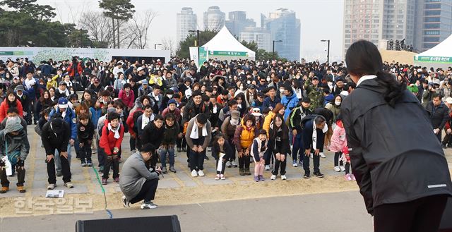 미스코리아의 지도로 참가자들이 몸풀이 체조를 하고 있다. 신상순 선임기자