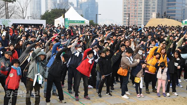 참가자들이 몸풀이 체조를 하고 있다.2018.03.24 신상순 선임기자