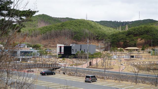 경북 포항시가 이명박 전 대통령의 업적을 기리기 위해 고향마을인 북구 흥해읍 덕성리 덕실마을에 조성한 이 전 대통령 기념관과 기념공원 전경. 포항시는 지금까지 80억 원 이상을 투입해 성역화 사업을 확대해 왔으나 이 전 대통령이 구속 수감되자 운영 축소 등을 고민하고 있다. 김정혜기자 kjh@hankookilbo.com