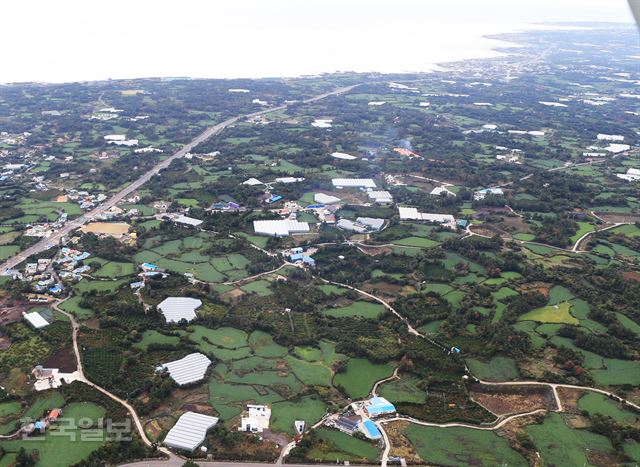 [저작권 한국일보]제주 제2공항 예정 부지인 제주 서귀포시 성산읍 일대에 신도시를 조성하는 내용을 담담은 지역 발전계획 용역이 추진된다. 사진은 제2공항 예정부지인 성산읍 일대 전경. 한국일보 자료사진.