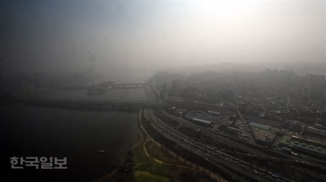 25일 오전 서울 여의도 63빌딩 전망대에서 바라본 노량진과 한강 일대가 미세먼지로 뿌옇다. 국립환경과학원은 이날 대기정체로 국내외 오염 물질이 축적됨에 따라 전국 대부분 권역에서 ‘나쁨’을 나타낸다고 밝혔다.배우한 기자