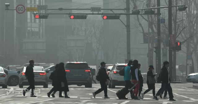 25일 오전 서울 시내의 빌딩 숲이 미세먼지로 뿌옇다. 국립환경과학원은 이날 대기정체로 국내외 오염 물질이 축적됨에 따라 전국 대부분 권역에서 ‘나쁨’을 나타낸다고 밝혔다.배우한 기자