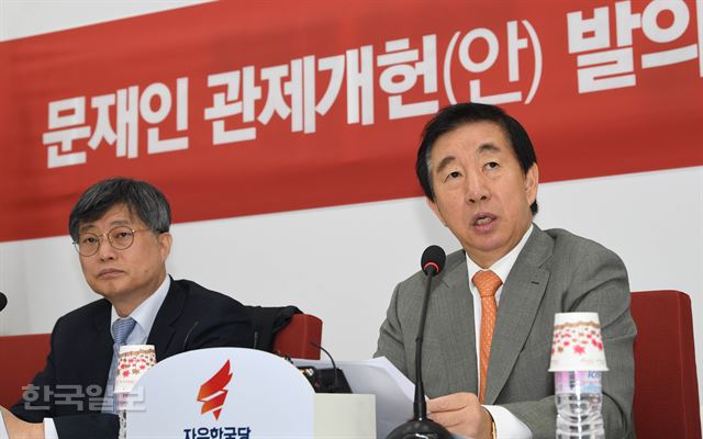 김성태(오른쪽) 자유한국당 원내대표가 25일 서국회에서 열린 문재인 관제개헌 발의 관련 긴급간답회에서 발언하고 있다. 배우한 기자