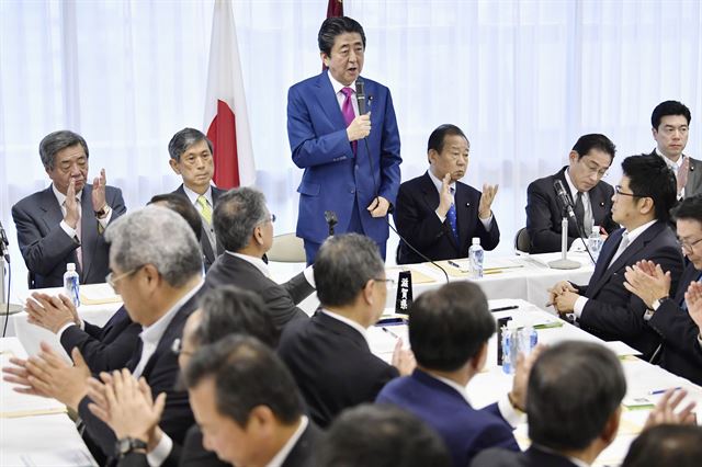 아베 신조 일본 총리가 24일 도쿄 자민당 본부에서 열린 당 전국간사장 회의에서 사학스캔들과 관련해 사죄하고 있다. 도쿄=연합뉴스