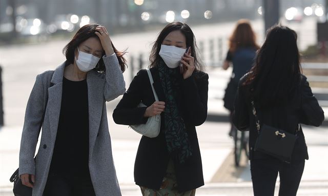 전국적으로 미세먼지가 기승을 부린 25일 오후 서울 시내에 시민들이 마스크를 쓴 채 거리를 걷고 있다. 연합뉴스