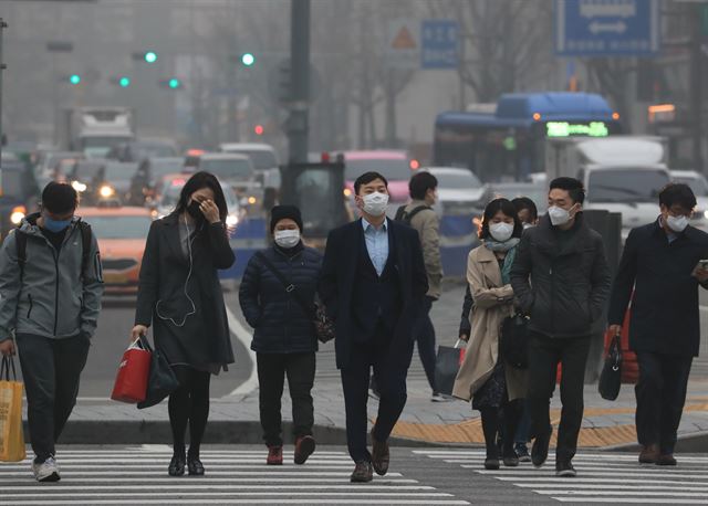 미세먼지 비상저감조치에 들어간 26일 오전 서울 광화문 거리에서 시민들이 출근길 발걸음을 서두르고 있다. 연합뉴스