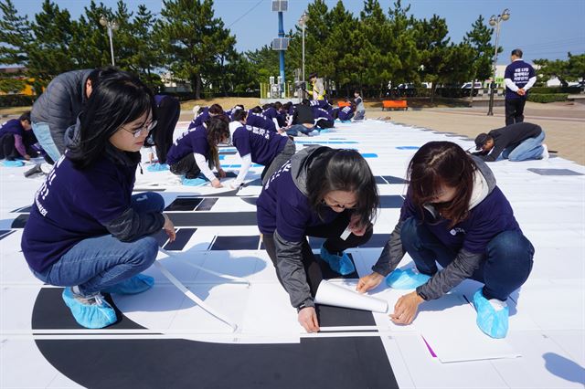 경북선거관리위원회 직원과 일반 유권자들이 지난 23일 경북 포항시 호미곶면 새천년광장에서 6.13 지방선거 참여를 홍보하는 픽셀아트 퍼포먼스를 하고 있다. 경북선거관리위원회 제공