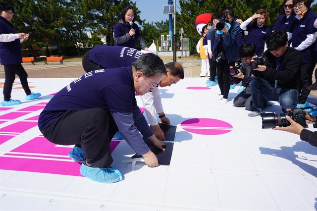 경북선거관리위원회 직원과 일반 유권자들이 지난 23일 경북 포항시 호미곶면 새천년광장에서 6.13 지방선거 참여를 홍보하는 픽셀아트 퍼포먼스를 하고 있다. 경북선거관리위원회 제공