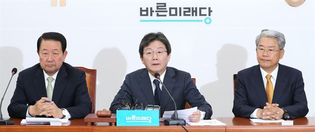 유승민(가운데) 바른미래당 공동대표가 26일 오전 국회에서 열린 최고위원회의에서 발언하고 있다. 연합뉴스