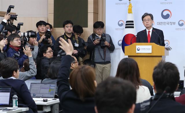 김현종 통상교섭본부장이 26일 오전 서울 종로구 정부서울청사 별관에서 열린 한미 자유무역협정 (FTA) 개정 및 미국 철강 관세 협상 결과 브리핑에서 질문받고 있다. 연합뉴스