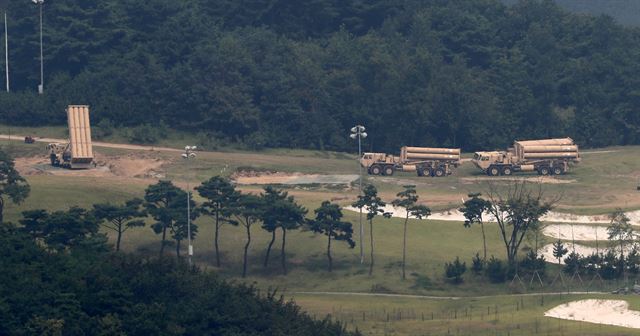 지난해 9월 경북 성주 사드(THAAD·고고도미사일방어체계) 기지에 발사대 4기가 추가로 반입된 모습. 연합뉴스