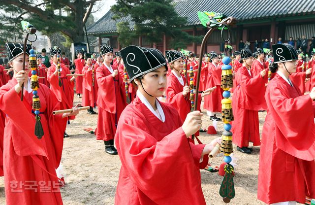 26일 오전 서울 종로구 성균관 대성전에서 유교의 성인과 선현들의 학덕을 기리는 제례의식인 춘기석전이 열리고 있다.배우한 기자