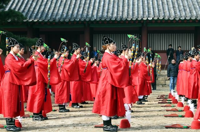 26일 오전 서울 종로구 성균관 대성전에서 유교의 성인과 선현들의 학덕을 기리는 제례의식인 춘기석전이 열리고 있다.배우한 기자