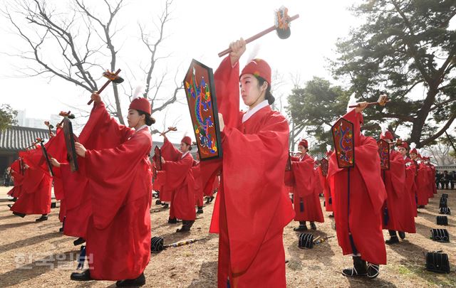 26일 오전 서울 종로구 성균관 대성전에서 유교의 성인과 선현들의 학덕을 기리는 제례의식인 춘기석전이 열리고 있다.배우한 기자