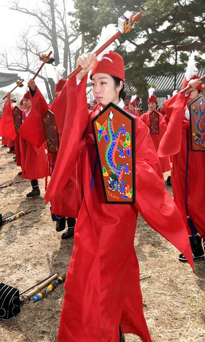 26일 오전 서울 종로구 성균관 대성전에서 유교의 성인과 선현들의 학덕을 기리는 제례의식인 춘기석전이 열리고 있다.배우한 기자