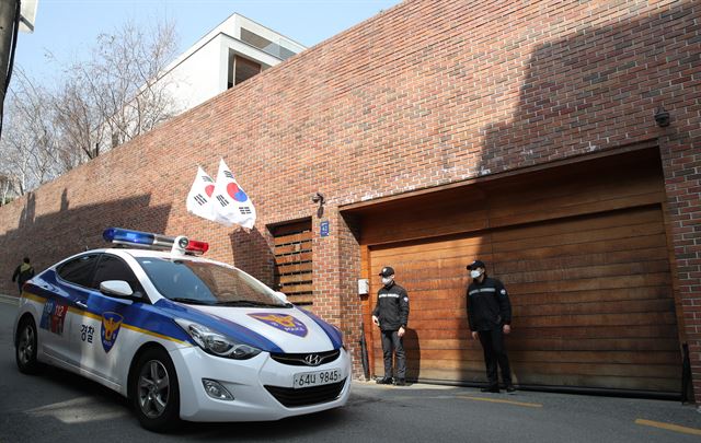 이명박 전 대통령이 검찰의 구치소 방문 조사를 거부한 26일 서울 강남구 논현동 이 전 대통령 자택 앞이 적막한 모습을 보이고 있다. 연합뉴스