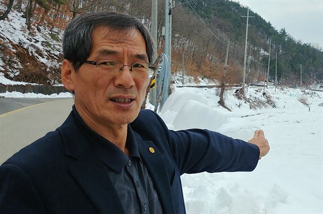 박장권 k2통합공항 군위군 결사반대추진위원회 공동위원장이 우보면 후보지를 가리키고 있다.