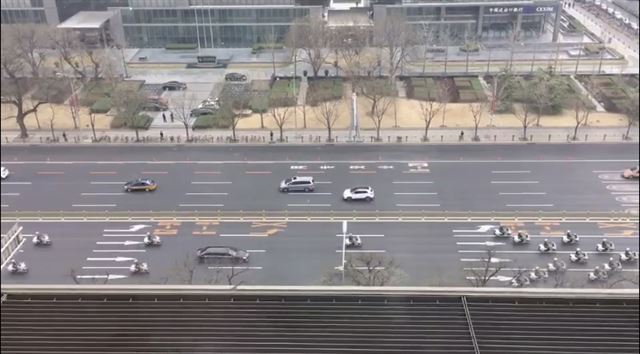 26일 중국 베이징에 북한 최고위급 인사가 중국을 방문했다는 설이 도는 가운데 베이징 시내 한 도로를 북한 인사가 탑승한 것으로 추정되는 차량이 중국 공안의 호위를 받으며 지나가고 있다. 사진은 중국 최대 소셜네트워크서비스인 웨이보에 올라온 북한 차량의 모습. 웨이보 캡처=연합뉴스