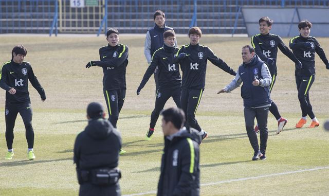 한국축구대표팀이 26일 호주프 루흐 호주프 경기장에서 훈련 전 몸을 풀고 있다. 호주프(폴란드)=연합뉴스