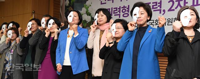 이정미 정의당 대표와 남인순 국회 여성가족위원장, 정현백 여성가족부 장관 및 참석자들이 27일 서울 여의도 국회 의원회관에서 열린 전국미투생존자연대 발족식 및 권력형 성폭형 2차 피해 방지 정책 제안 세미나에 앞서 성폭력 피해자들을 위한 퍼포먼스를 하고 있다.배우한 기자