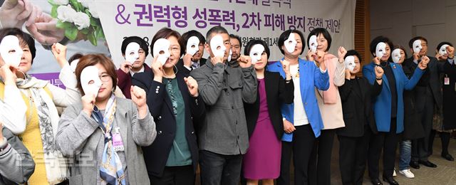 이정미 정의당 대표와 남인순 국회 여성가족위원장, 정현백 여성가족부 장관 및 참석자들이 27일 서울 여의도 국회 의원회관에서 열린 전국미투생존자연대 발족식 및 권력형 성폭형 2차 피해 방지 정책 제안 세미나에 앞서 성폭력 피해자들을 위한 퍼포먼스를 하고 있다.배우한 기자