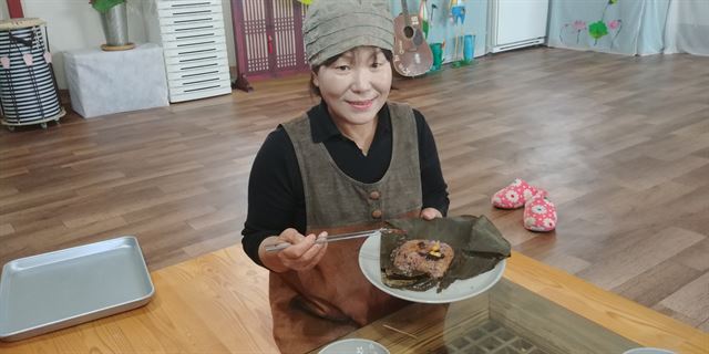 연잎밥을 개발한 정말순(56)씨가 연잎밥에 대해 소개하고 있다. 구미시 제공