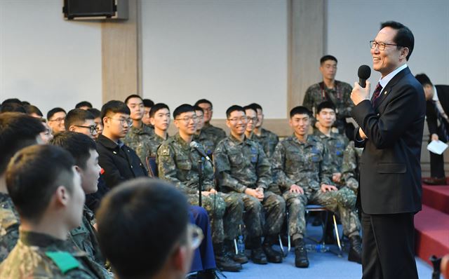 송영무 국방부 장관이 27일 육군 제1야전군사령부에 방문, 평창 동계올림픽 및 패럴림픽 지원장병들을 격려하고 국방개혁 2.0 중 병 복지 및 병영문화 분야 개혁 계획에 관해 이야기하고 있다. 국방부 제공