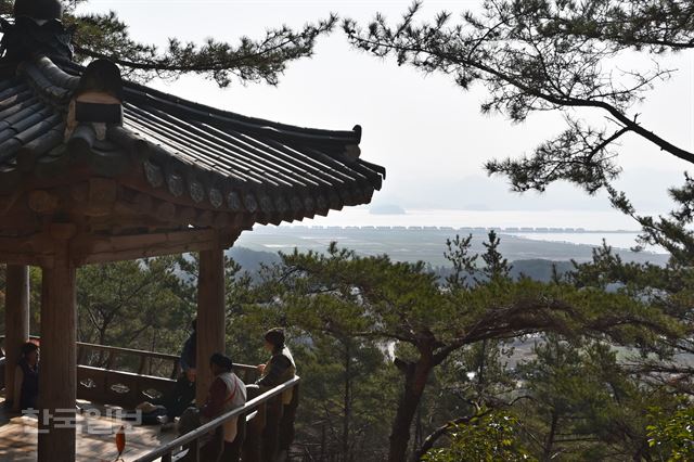 다산초당 동암 옆에 세운 천일각과 강진만. 남양주 다산의 고향에서 본 한강의 모습도 이러했으리라.