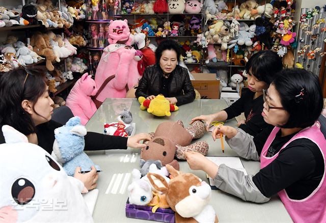 서울 강남구 ‘인형 병원’ 토이테일즈에서 직원들이 망가진 인형을 살펴보고 있다. 배우한 기자