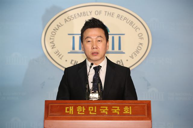 정봉주 전 의원이 27일 오전 국회 정론관에서 과거 이명박 전 대통령의 BBK 관련 의혹 제기로 기소됐던 사건에 대해 무죄를 주장하며 재심을 청구하겠다고 밝히고 있다. 연합뉴스