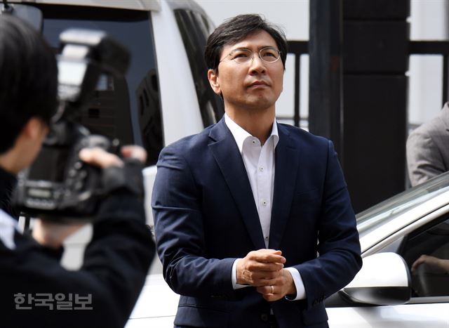 안희정 전 충남도지사가 28일 오후 서울 서부지법에 영장실질심사를 받기 위해 들어서고 있다.고영권기자 youngkoh@hankookilbo.com