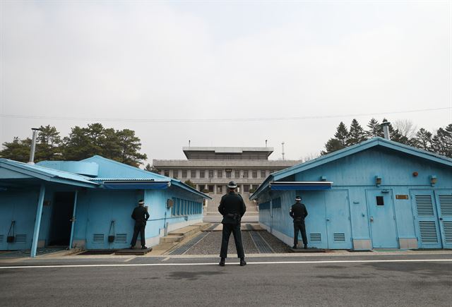 28일 판문점에서 우리측 경비병들이 북측 지역을 주시하고 있다. 판문점=연합뉴스