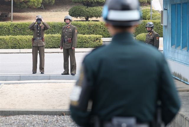 28일 판문점에서 북측 경비병들이 남측 지역을 주시하고 있다. 판문점=연합뉴스