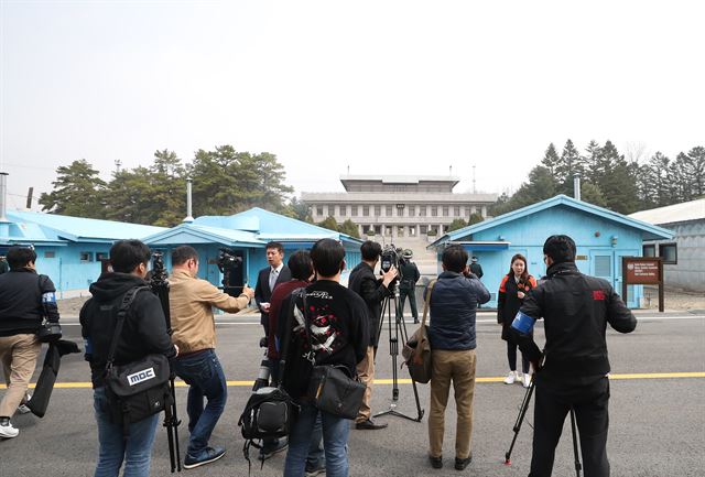 남북정상회담을 한달여 앞두고 28일 판문점을 찾은 취재진이 촬영을 하고 있다. 판문점=연합뉴스