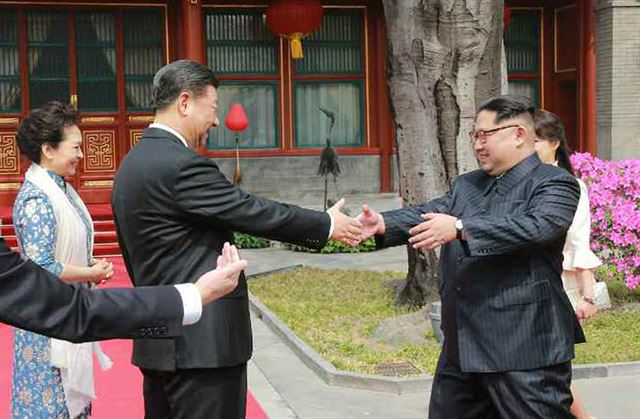 [27일 오찬] 김정은 위원장과 부인 리설주가 국빈관인 베이징 조어대(釣魚臺) 양위안자이(養源齎)에서 마련한 오찬에 참석하며 시 주석 부부와 반갑게 인사하고 있다. 연합뉴스