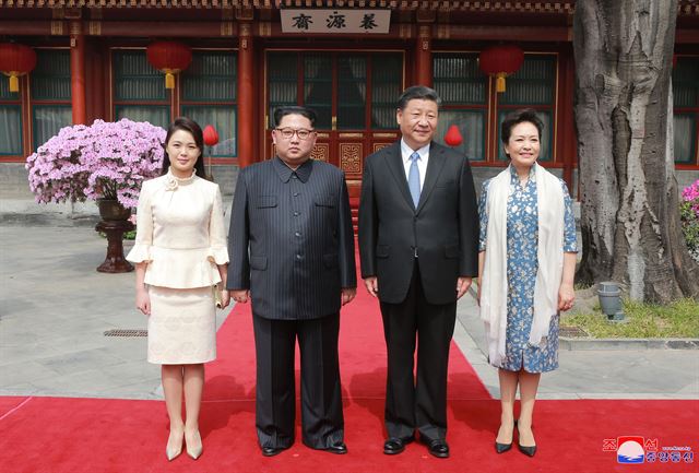 [27일 오찬] 김정은 위원장과 부인 리설주가 시진핑 중국 국가주석 내외와 양위안자이에서 마련한 오찬에 참석해 기념촬영을 하고 있다. 조선중앙통신=연합뉴스