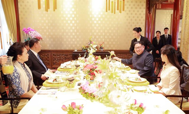 [27일 오찬] 김정은 노동당 위원장 부부와 시진핑 주석 부부가 양위안자이에서 오찬을 하고 있다. 조선중앙통신=연합뉴스