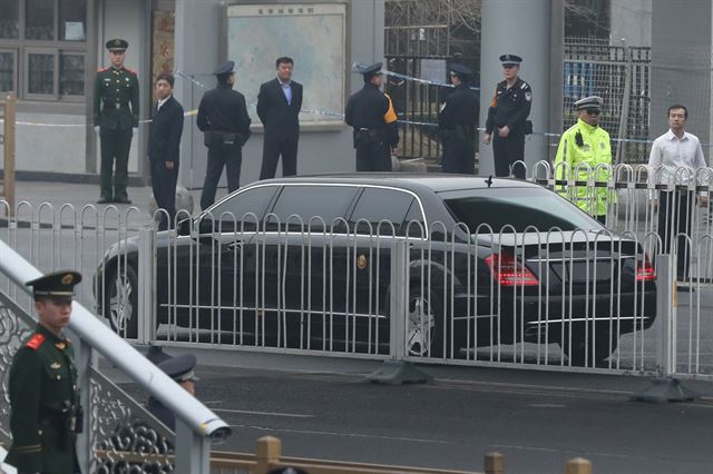 [27일 베이징 출발] 김정은 위원장을 태운 검은색 승용차가 삼엄한 경비 속 베이징 역으로 들어서고 있다. 베이징=EPA 연합뉴스