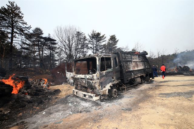 28일 오전 고성군 간성읍 탑동리에서 발생한 산불에 피해를 본 고성군환경자원사업소가 폐허로 변해 있다. 고성=연합뉴스