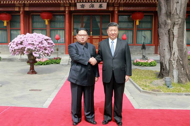 김정은 북한 노동당 위원장과 부인 리설주가 지난 27일 시진핑 중국 국가주석 부부가 중국 국빈관인 베이징 조어대(釣魚臺) 양위안자이(養源齎)에서 마련한 오찬에 초대됐다고 노동당 기관지 노동신문이 28일 보도했다. 연합뉴스