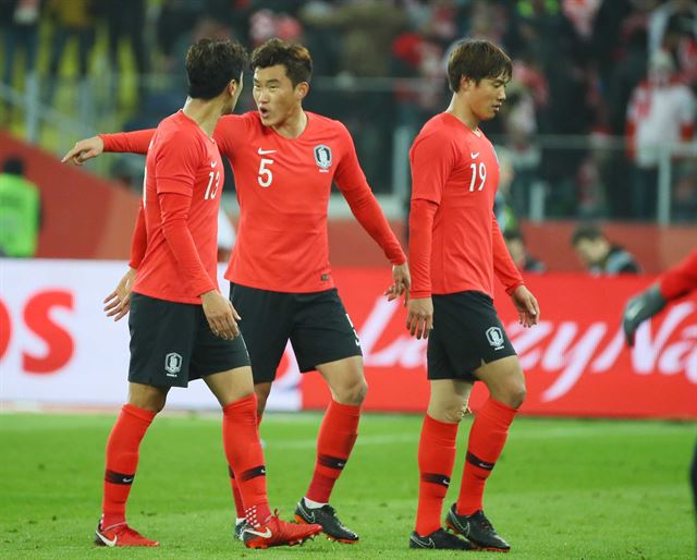 장현수(가운데), 홍정호(오른쪽), 정우영이 전반에 2실점을 허용한 뒤 그라운드를 나서며 이야기를 나누고 있다. 호주프=연합뉴스